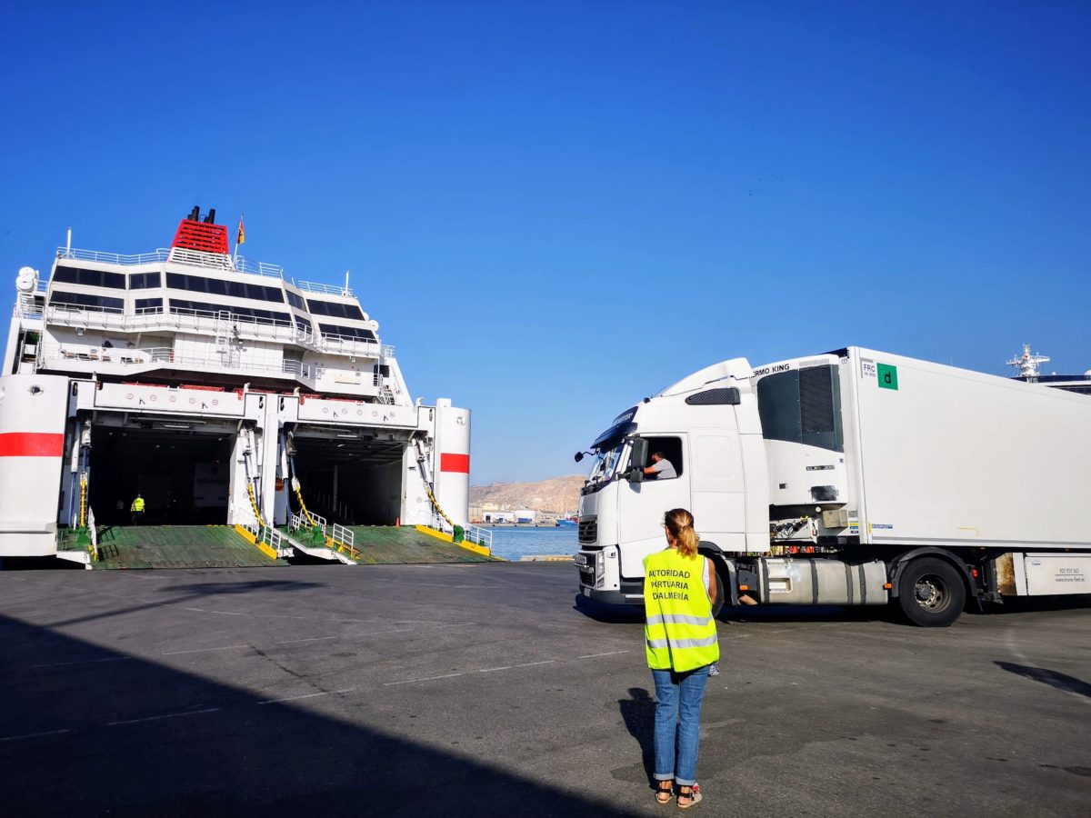 Transporte-ro-ro.-Un-camion-embarca-en-un-ferri-en-el-Puerto-de-Almeria-1200x900
