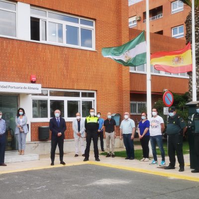 La Autoridad Portuaria de Almería guarda un minuto de silencio en memoria de los fallecidos por el COVID-19